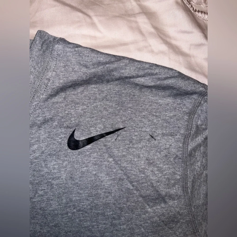 Nike Dri-FIT Gray Long Sleeve Performance Top Size M